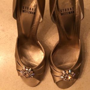 Stuart Weitzman Gold Evening Heels. 7 1/2” M. Center Crystal Pendant Detail!